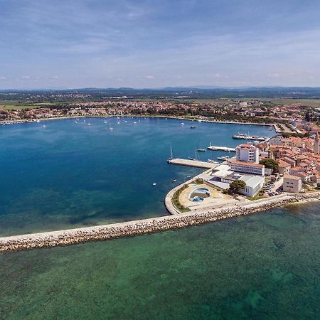 Lovely Apartment In Umag With Kitchen ภายนอก รูปภาพ