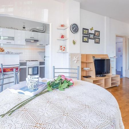 Lovely Apartment In Umag With Kitchen ภายนอก รูปภาพ