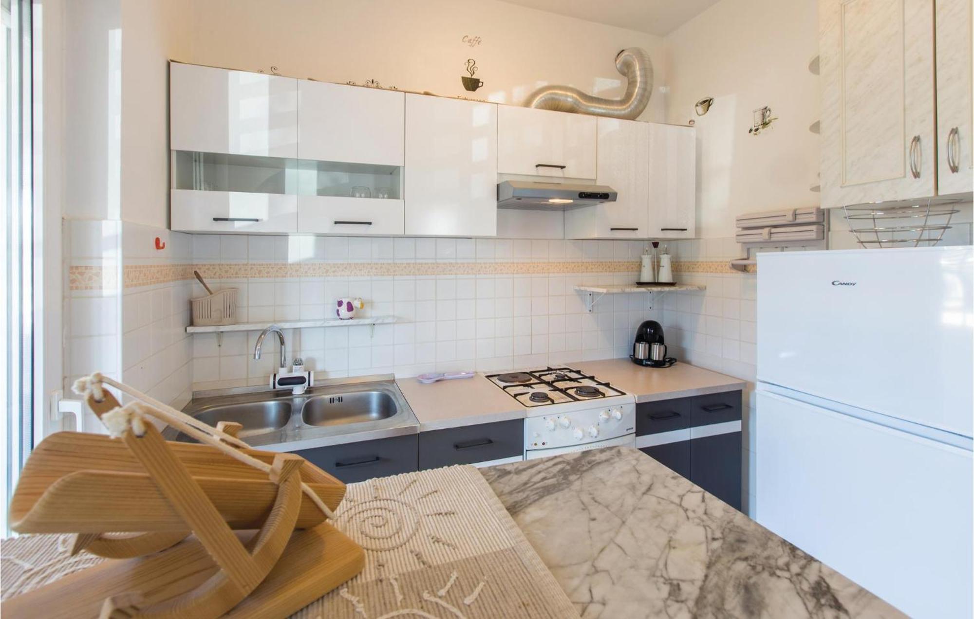 Lovely Apartment In Umag With Kitchen ภายนอก รูปภาพ