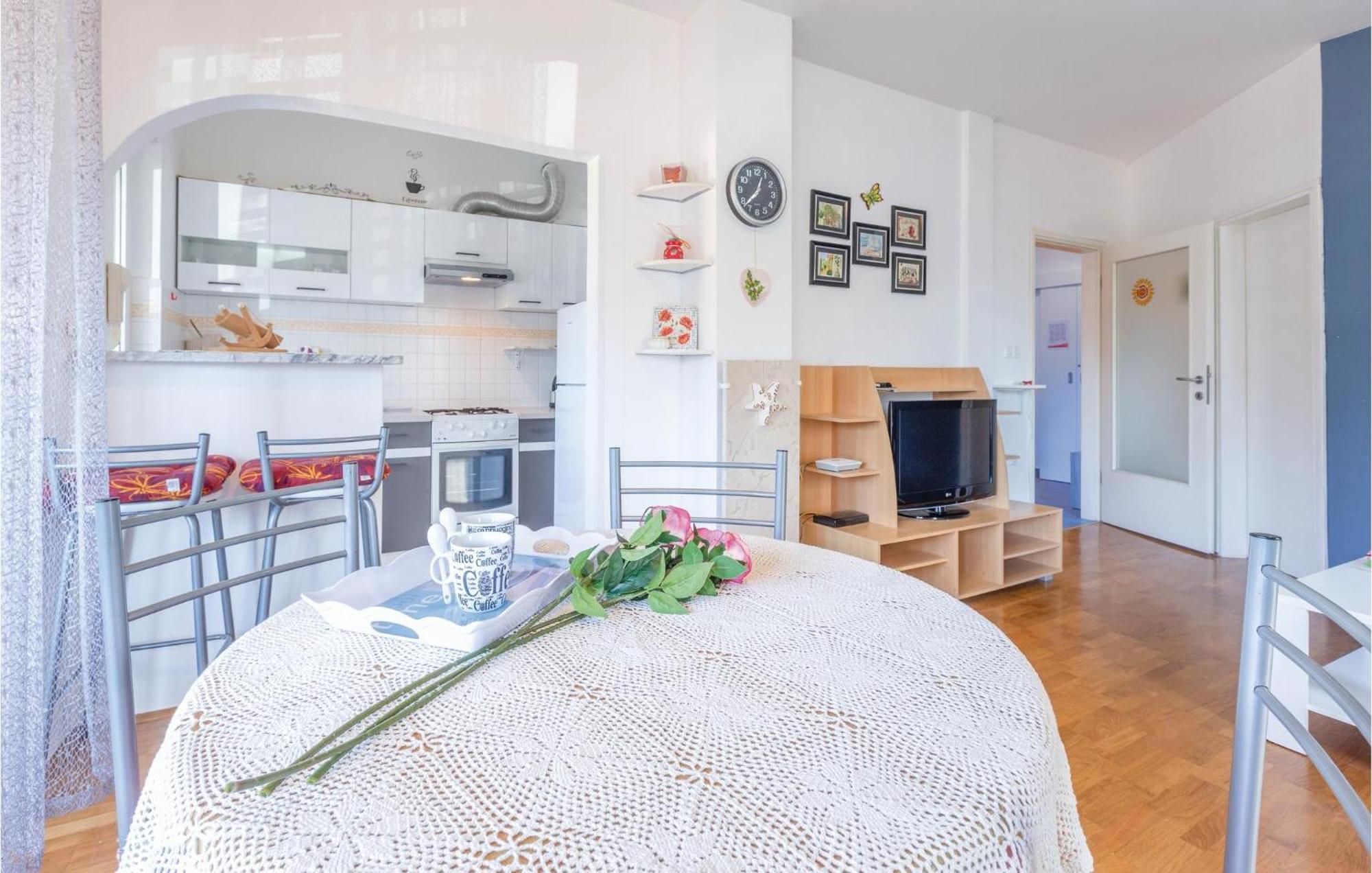 Lovely Apartment In Umag With Kitchen ภายนอก รูปภาพ