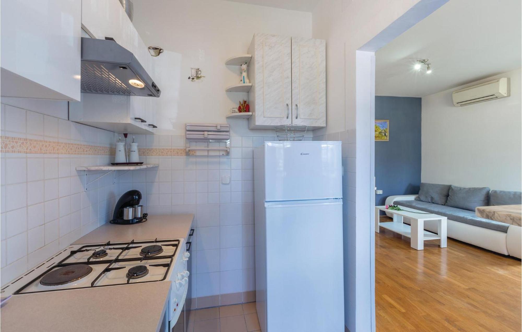 Lovely Apartment In Umag With Kitchen ภายนอก รูปภาพ