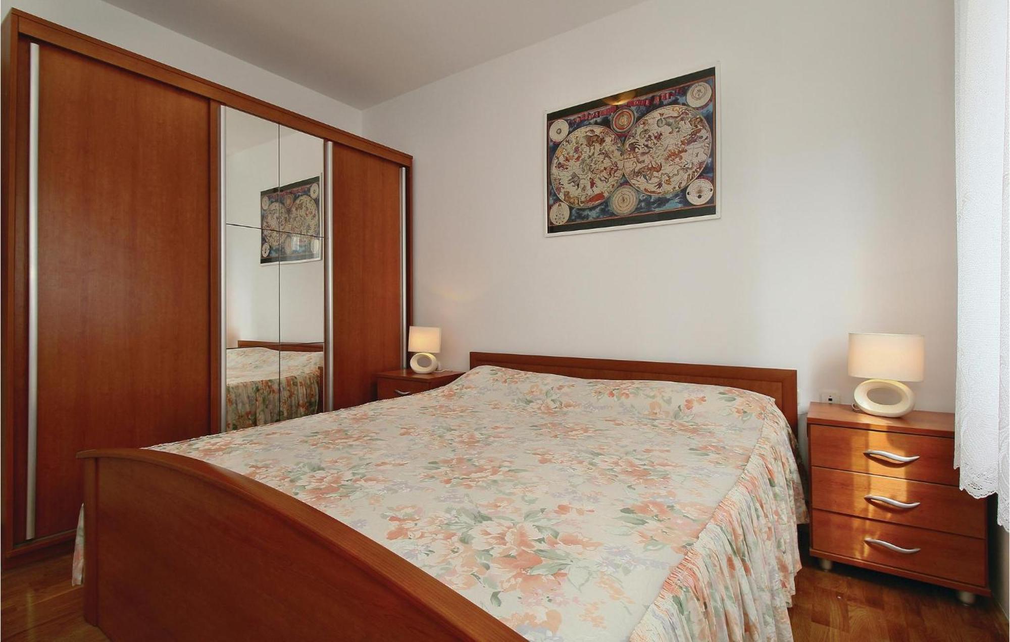 Lovely Apartment In Umag With Kitchen ภายนอก รูปภาพ