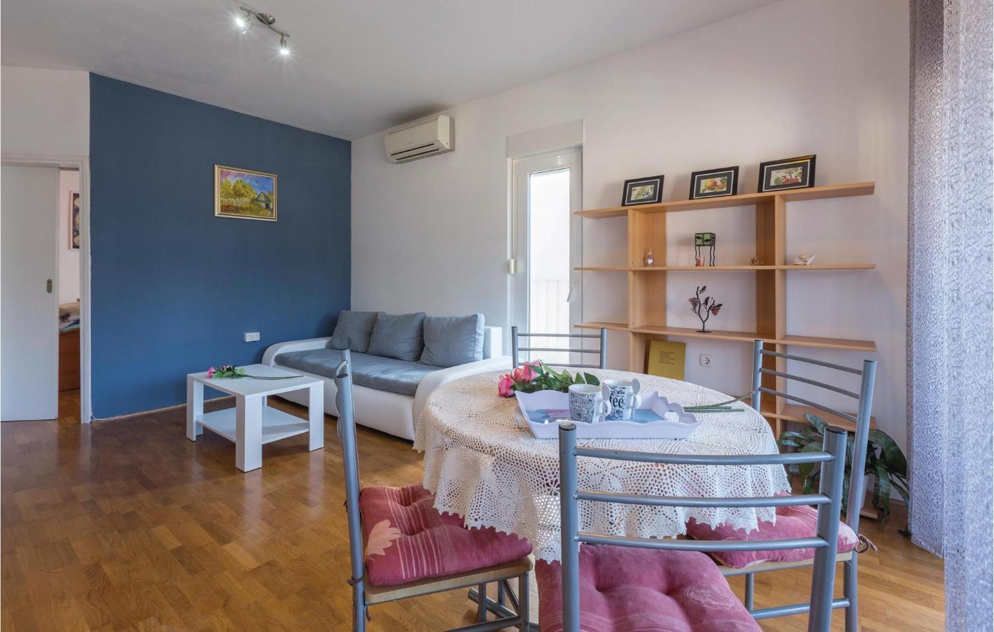 Lovely Apartment In Umag With Kitchen ภายนอก รูปภาพ