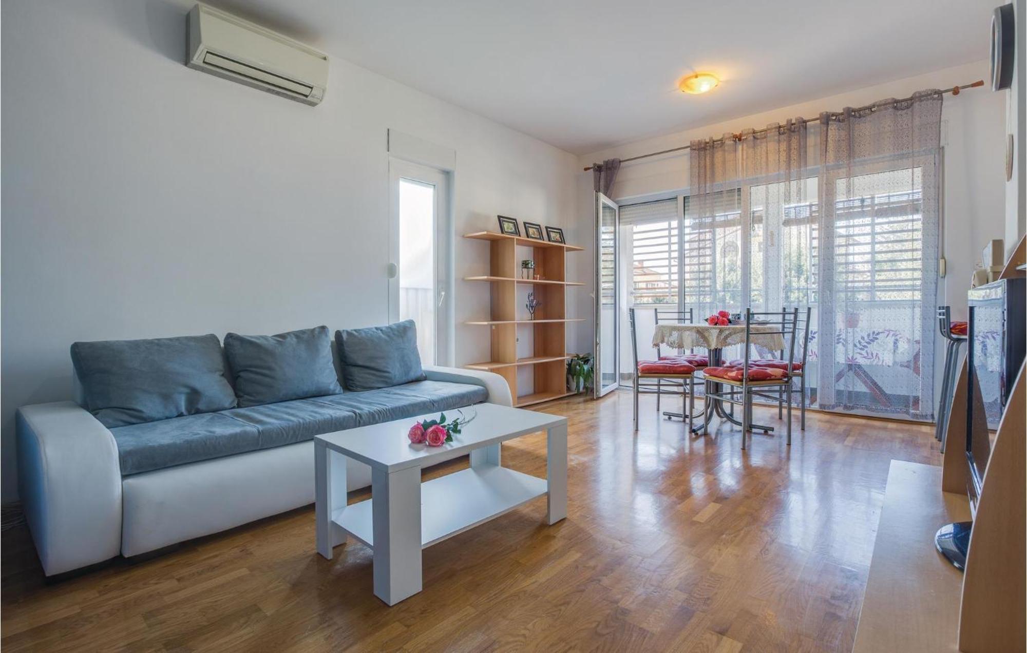 Lovely Apartment In Umag With Kitchen ภายนอก รูปภาพ