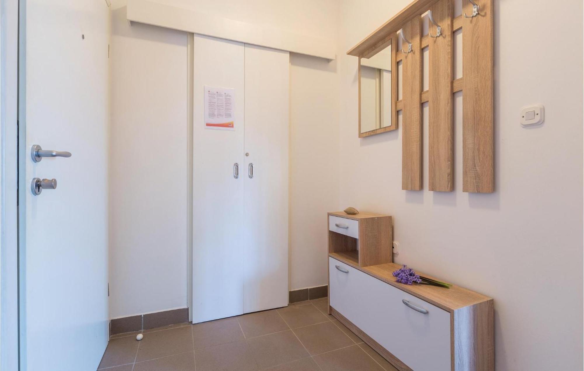 Lovely Apartment In Umag With Kitchen ภายนอก รูปภาพ